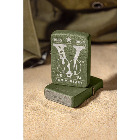 Zippo 46949 vžigalnik VE/VJ Day 80th Anniversary